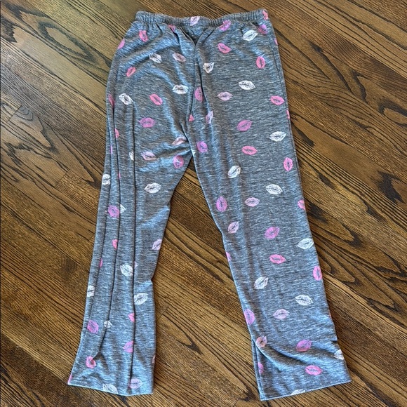 Splendid Women's Small Pajama Set with Pink Lip Design Coordinated Set - Picture 5 of 7